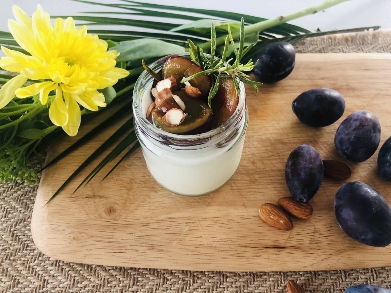 Czekoladowa jaglanka ze śliwkami - przepis.