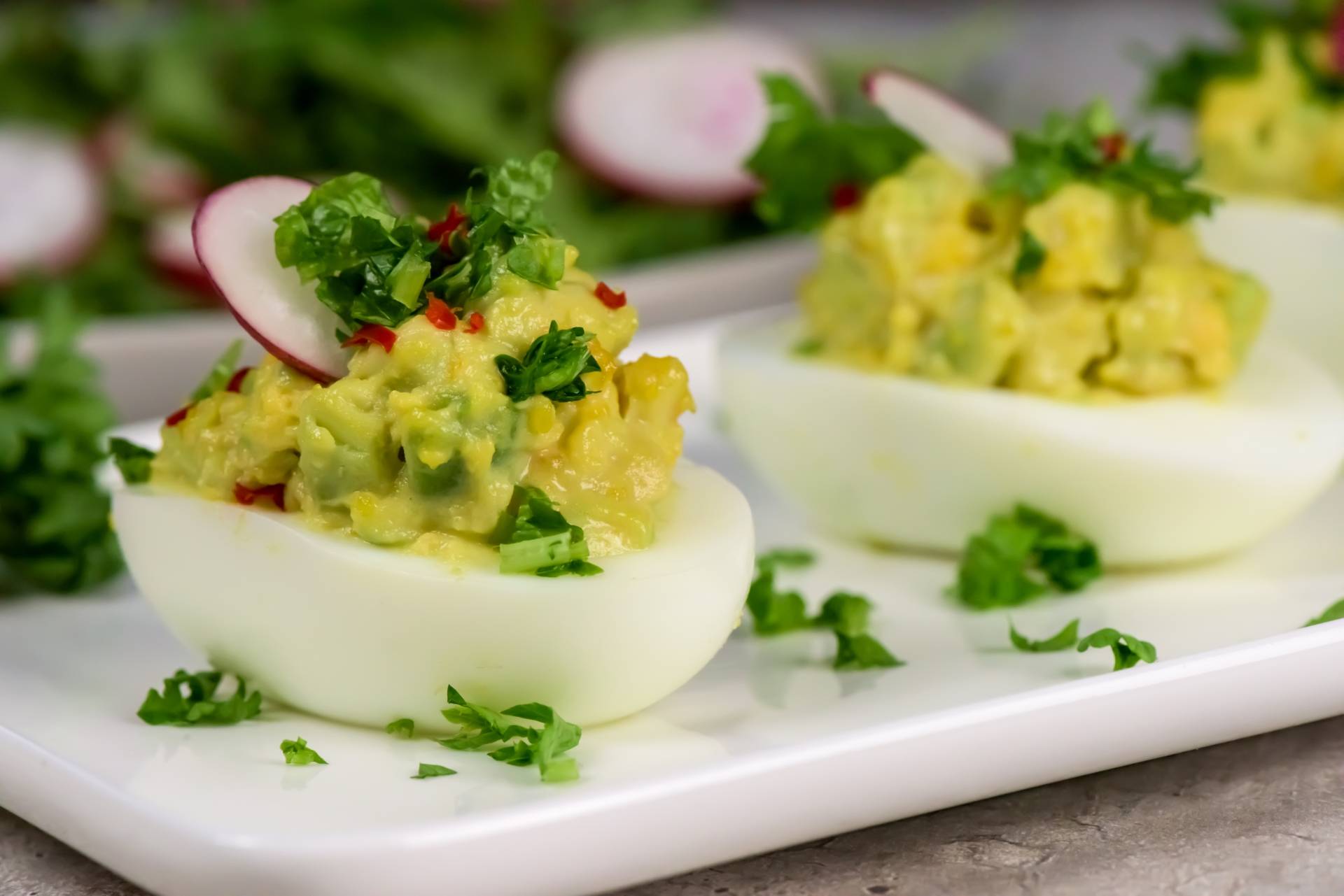 Przepis na jajka faszerowane awokado.