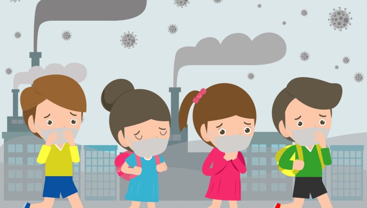 Smog szkodzi dzieciom - jak temu zaradzić? Rozmowa z pediatrą i pulmonologiem dr. hab. n. med. Wojciechem Feleszką. Grafika przedstawiająca czwórkę dzieci w maseczkach wracających ze szkoły, przechodzących obok dymiących kominów domów i fabryk.