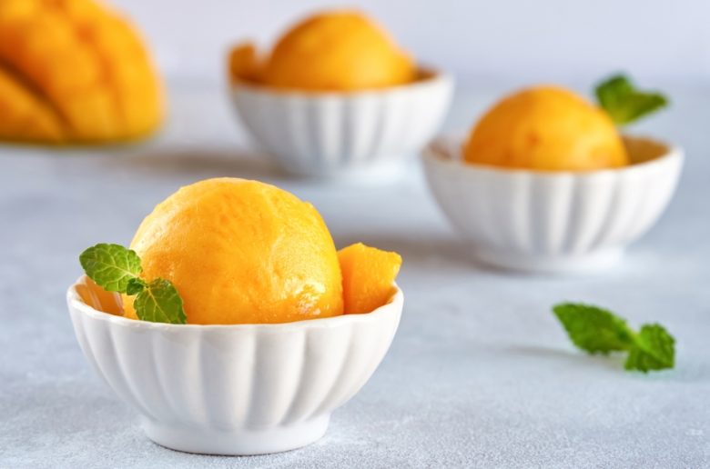 Jak zrobić sorbet? Przepisy na domowe lody owocowe Agnieszki Żelazko. Sorbet mango w białych miseczkach.