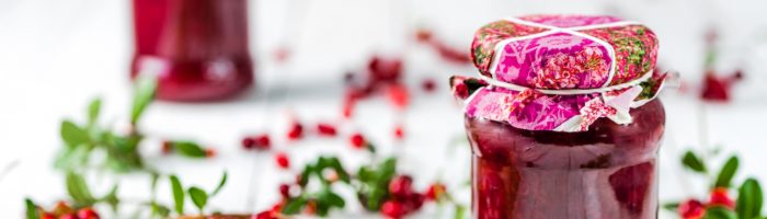 Janginizowanie owoców - jak to zrobić? Słoik z konfiturą z owoców i żurawiny.