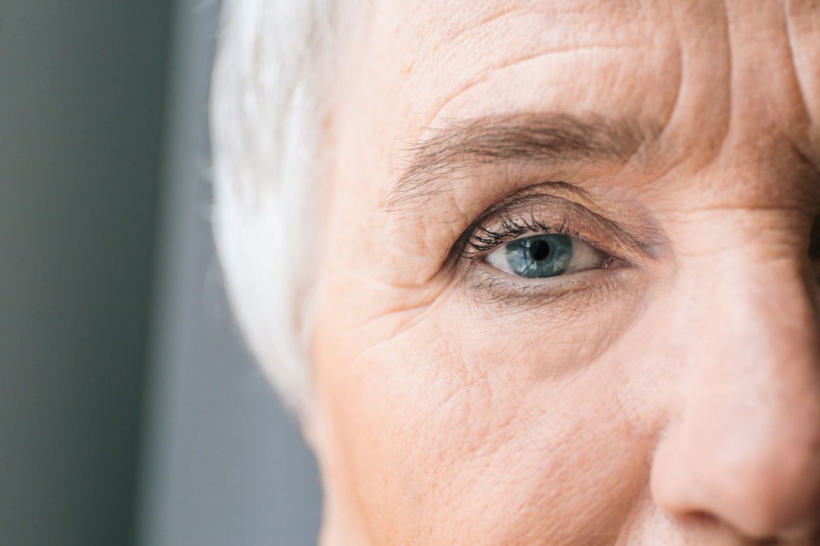 Badanie e-jaskra - dlaczego warto je wykonać? Zbliżenie na oko starszej kobiety.