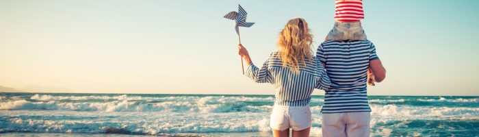 Jod - co warto o nim wiedzieć? Kto jest narażony na niedobór jodu, gdzie znaleźć jod i jak go stosować? Rodzina - mama, tata i córeczka - stoją latem nad brzegiem morza.