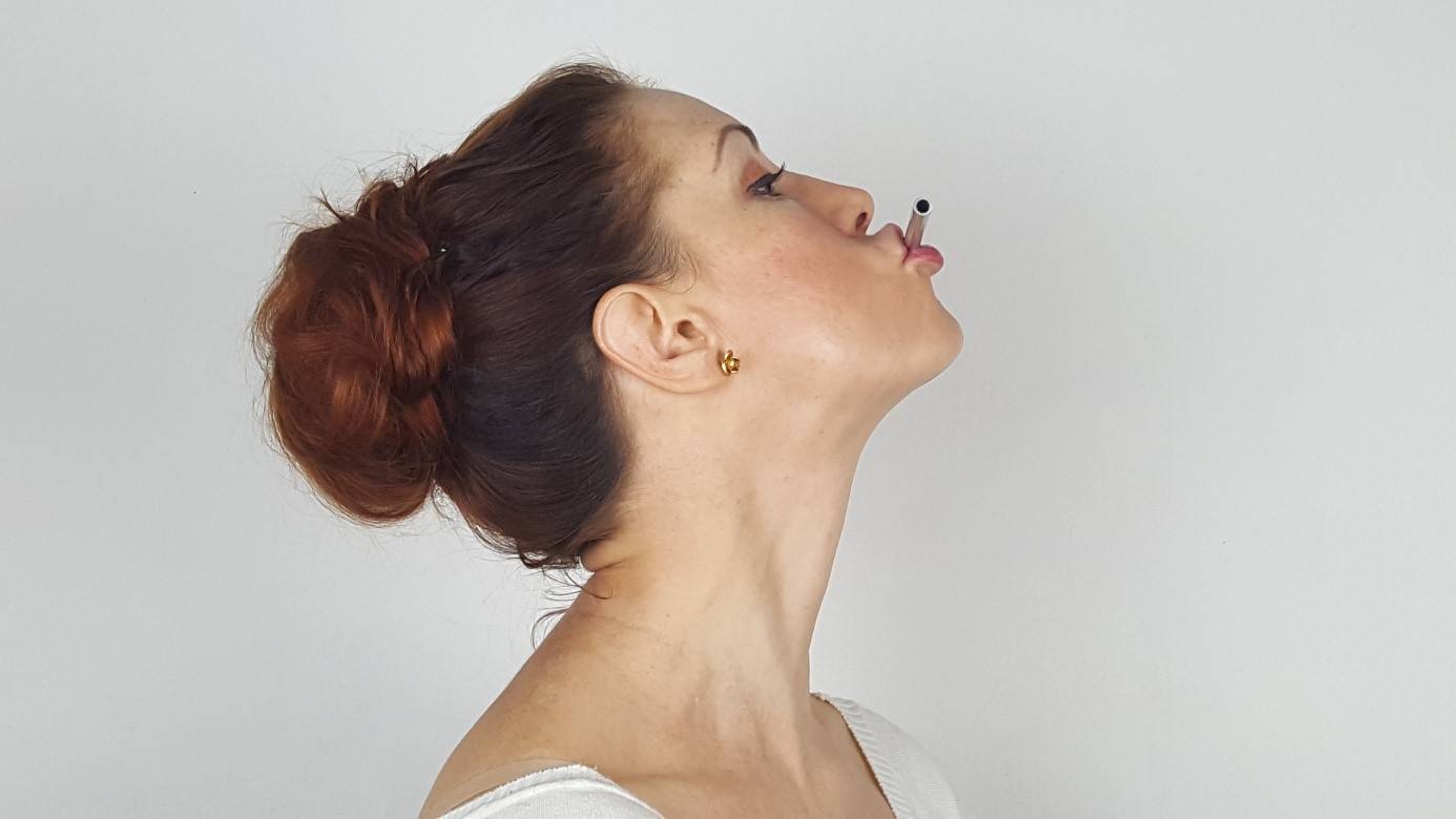 Joga twarzy - ćwiczenia ujędrniające szyję.