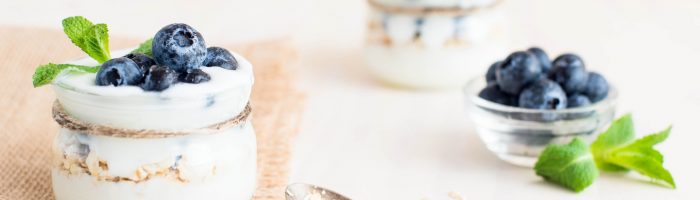 Jak wybrać dobry probiotyk? Kiedy warto stosować probiotyki? Jogurt probiotyczny z borówkami.