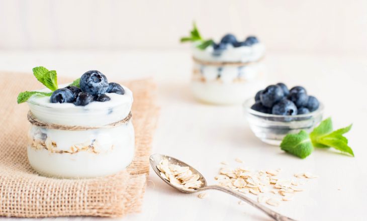 Jogurt probiotyczny z borówkami. Kiedy warto stosować probiotyki?