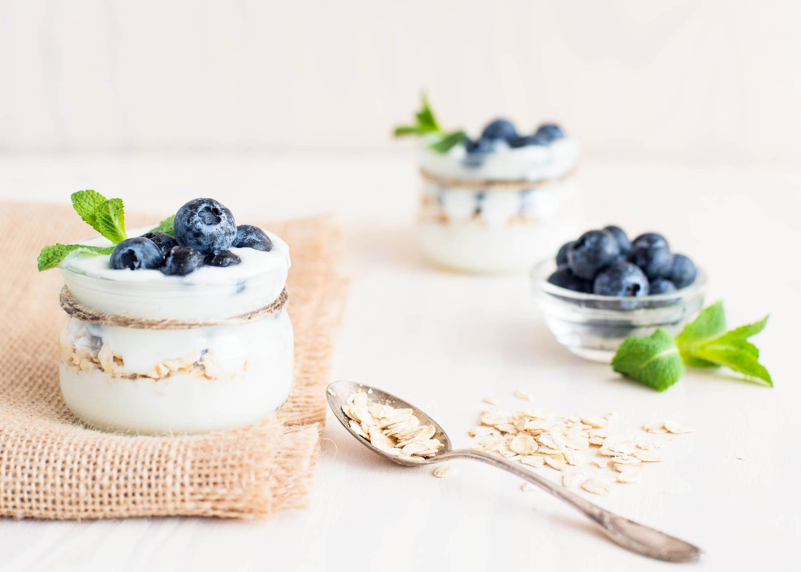 Jak wybrać dobry probiotyk? Kiedy warto stosować probiotyki? Jogurt probiotyczny z borówkami.