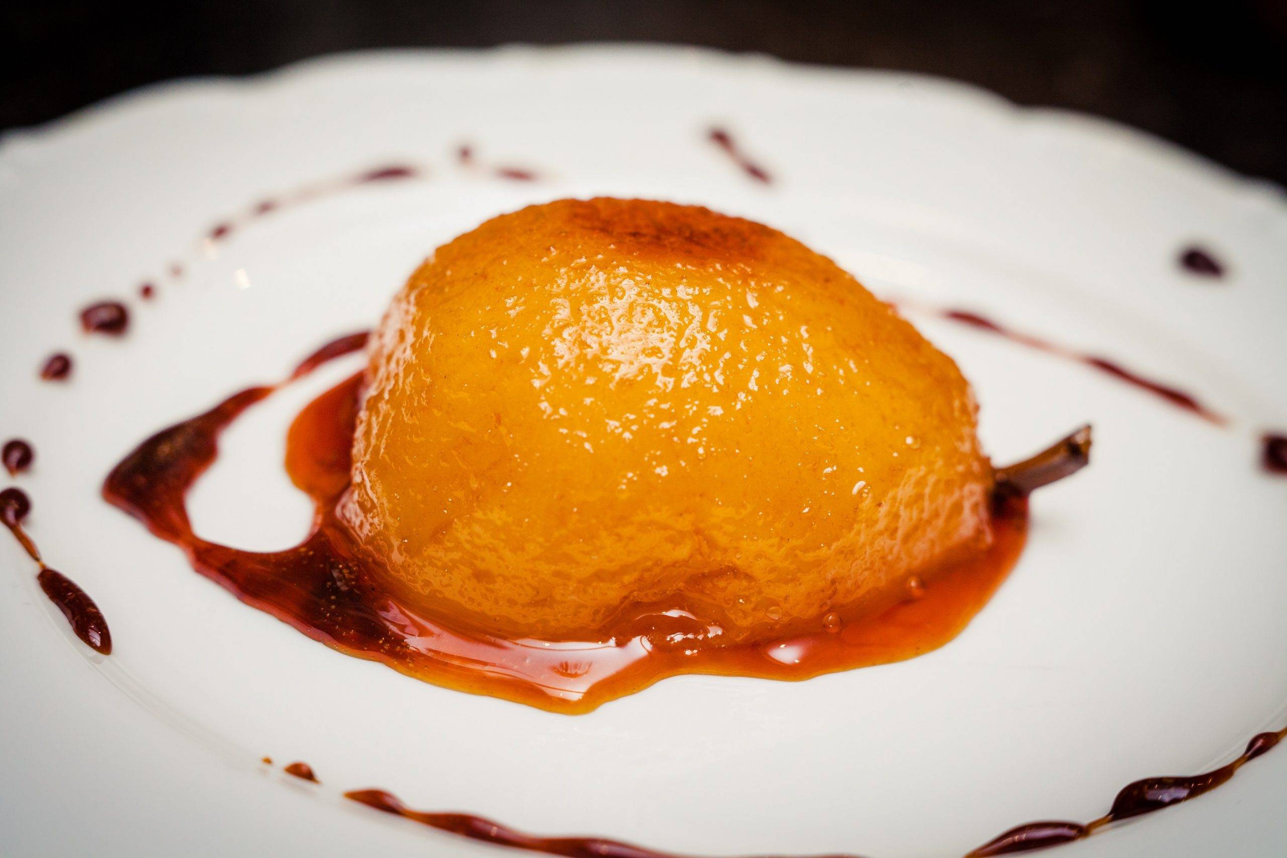 Karmelowa gruszka z goździkami w cynamonem. Słodkie przepisy na święta Agnieszki Żelazko.