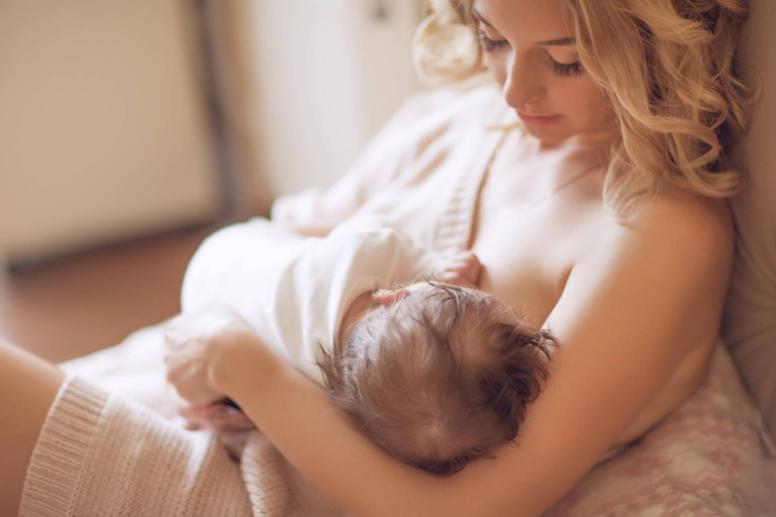 Młoda mama karmi niemowlaka piersią. Jak zadbać o siebie po porodzie według medycyny chińskiej?