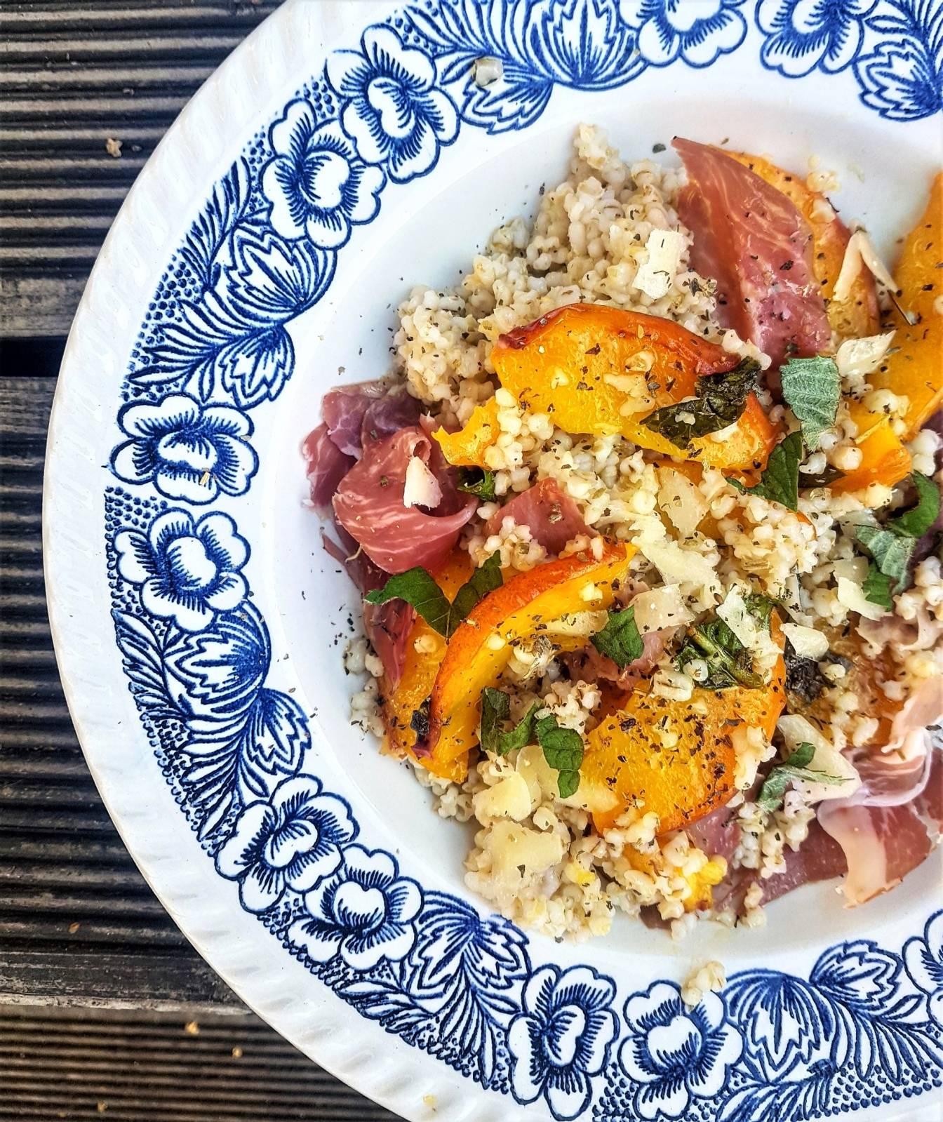 Maślana kasza jęczmienna z szynką parmeńską, smażonymi brzoskwiniami i miętą - przepisy z miętą Agnieszki Żelazko.