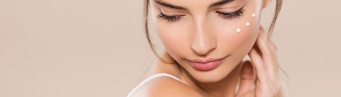 Joga twarzy - jak zachować młody wygląd? Portret młodej kobiety o nieskazitelnej cerze.