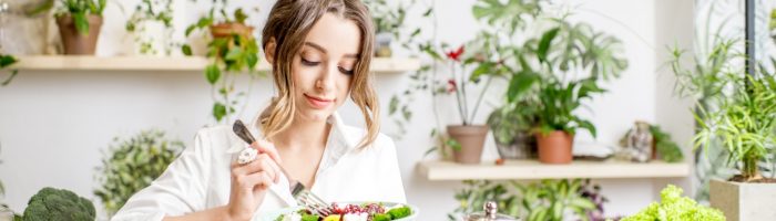 Jak powstrzymać uzależnienie od słodyczy? Zdrowa dieta i regularne posiłki pomagają poskromić apetyt na słodycze.