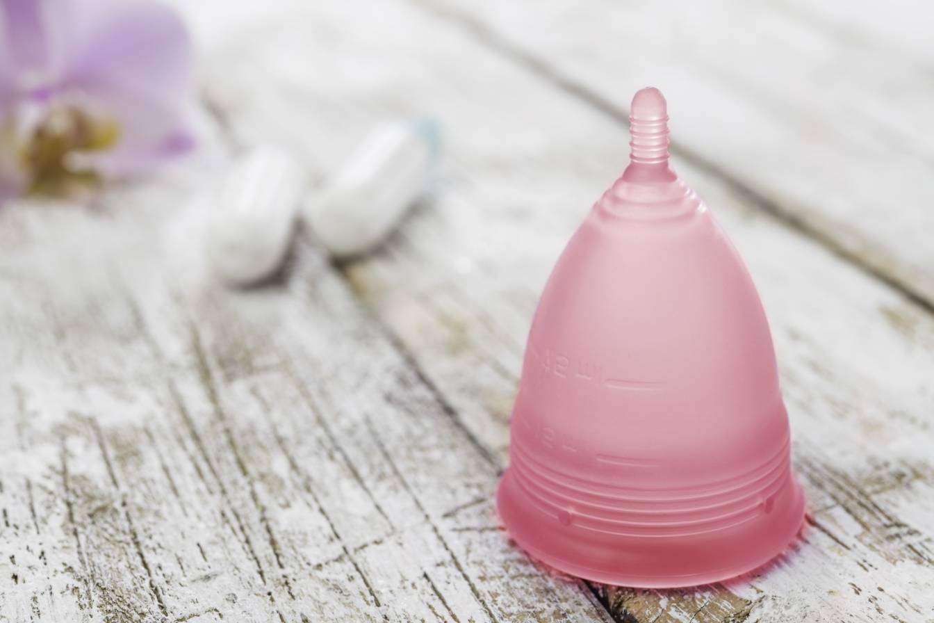 Kubeczek menstruacyjny - jak go stosować? Dlaczego kubeczek i podpaski wielorazowe są dobrą alternatywą dla jednorazowych podpasek z plastiku?