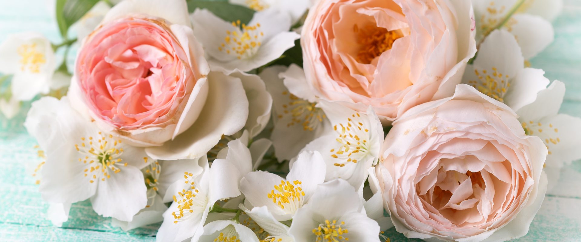Jaśmin, róża i forsycja, czyli 3 kwiatki dla zdrowia i urody. Bukiet kwiatów jaśminu i róży.
