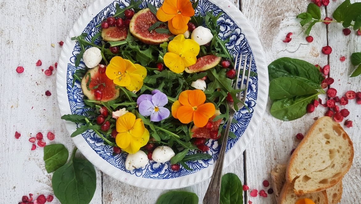 Kwiaty jadalne - jak je wykorzystać w kuchni? Przepisy Agnieszki Żelazko. Sałatka z bratkami, figą i granatem.