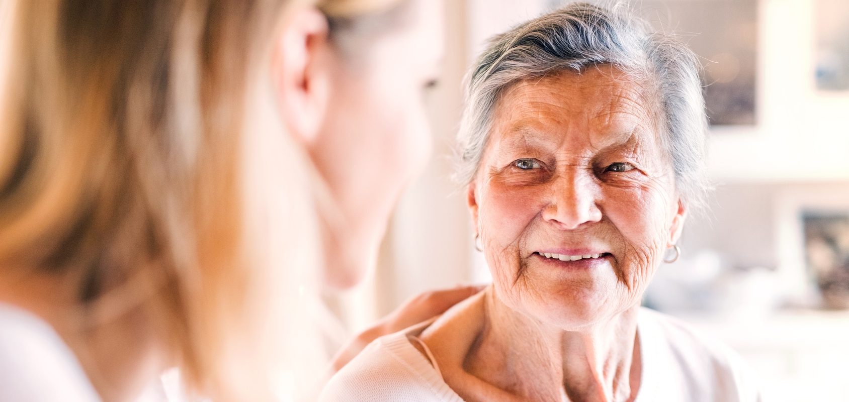 SynuClean-D - nadzieja dla osób z chorobą Parkinsona. Młoda lekarka pociesza seniorkę chorującą na parkinsonizm.