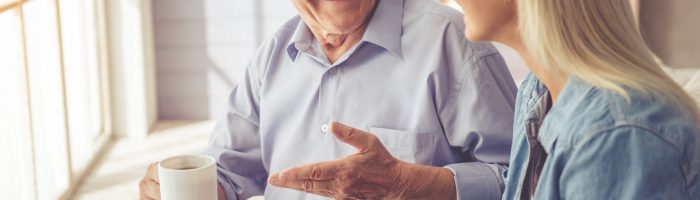 Roślinne leki na prostatę - jakie są najlepsze? Dziadek z wnuczką rozmawiają przy herbacie.