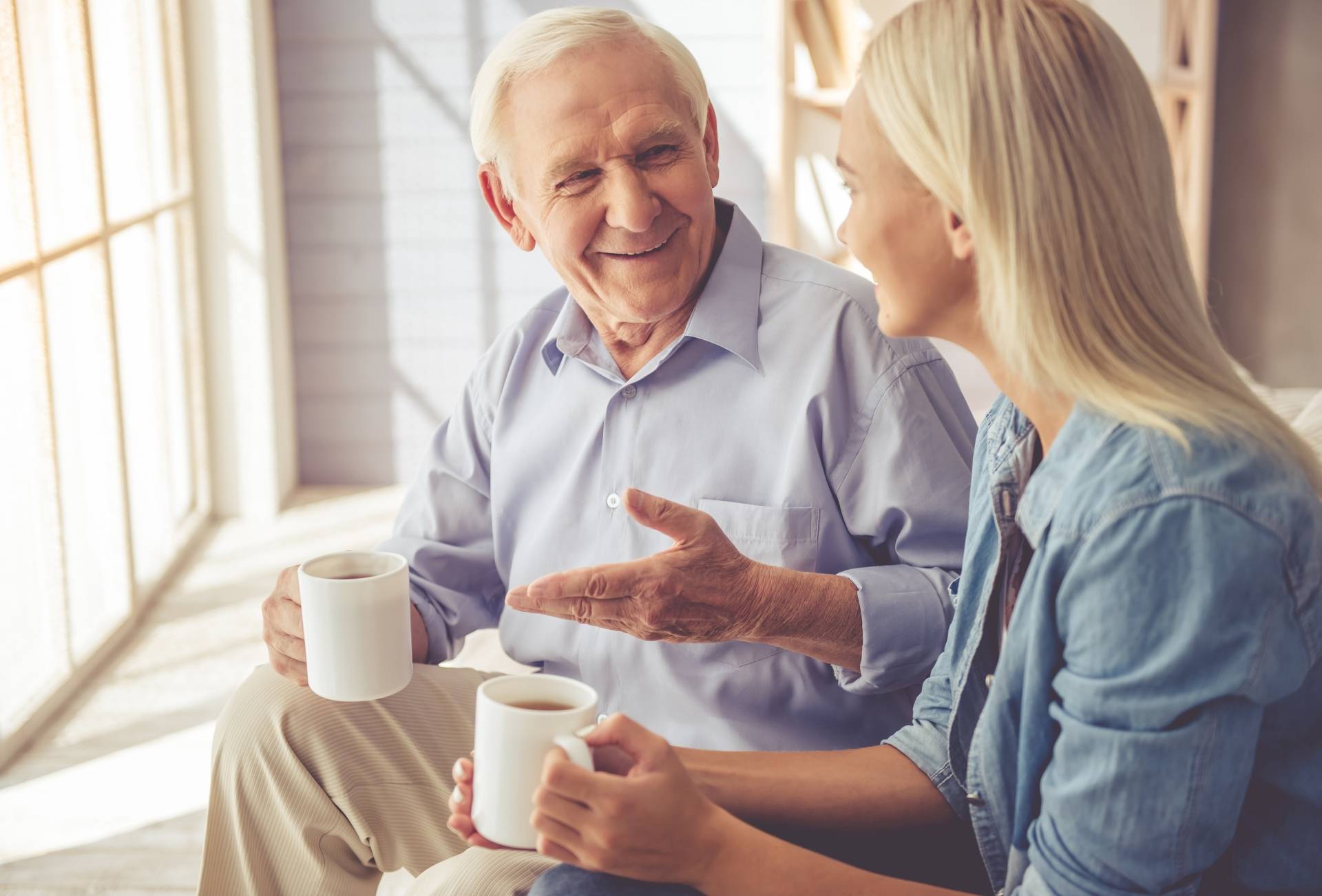 Roślinne leki na prostatę - jakie są najlepsze? Dziadek z wnuczką rozmawiają przy herbacie.