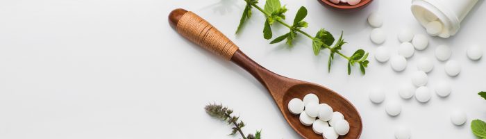 Leki syntetyczne i roślinne - co je łączy? Na bazie jakich substancji roślinnych tworzone są leki syntetyczne w laboratorium?