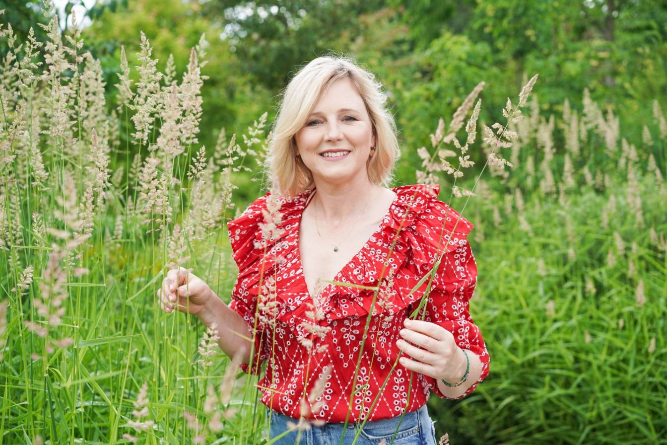 Maja Popielarska wśród wysokiej trawy. Opowiada o swojej pasji do przyrody, swoim ogrodzie i macierzyństwie.