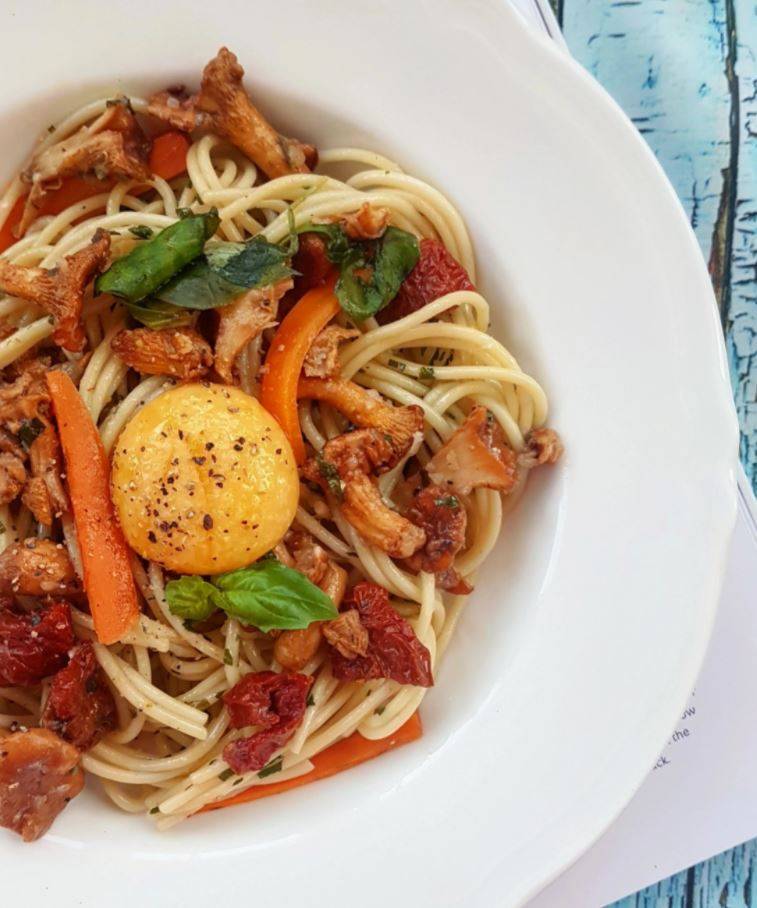 Makaron z kurkami, suszonymi pomidorami i podwójnym żółtkiem - przepisy z kurkami.