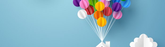 Mapa marzeń - jak ją stworzyć? Ilustracja trójwymiarowa - kolorowe balony unoszą domek z papieru ku niebu.