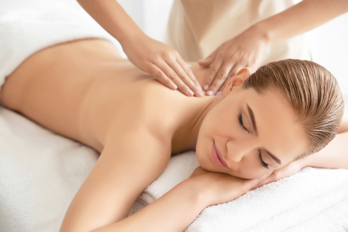 Rofting - terapia manualna powięzi. Kobieta na masażu powięziowym.