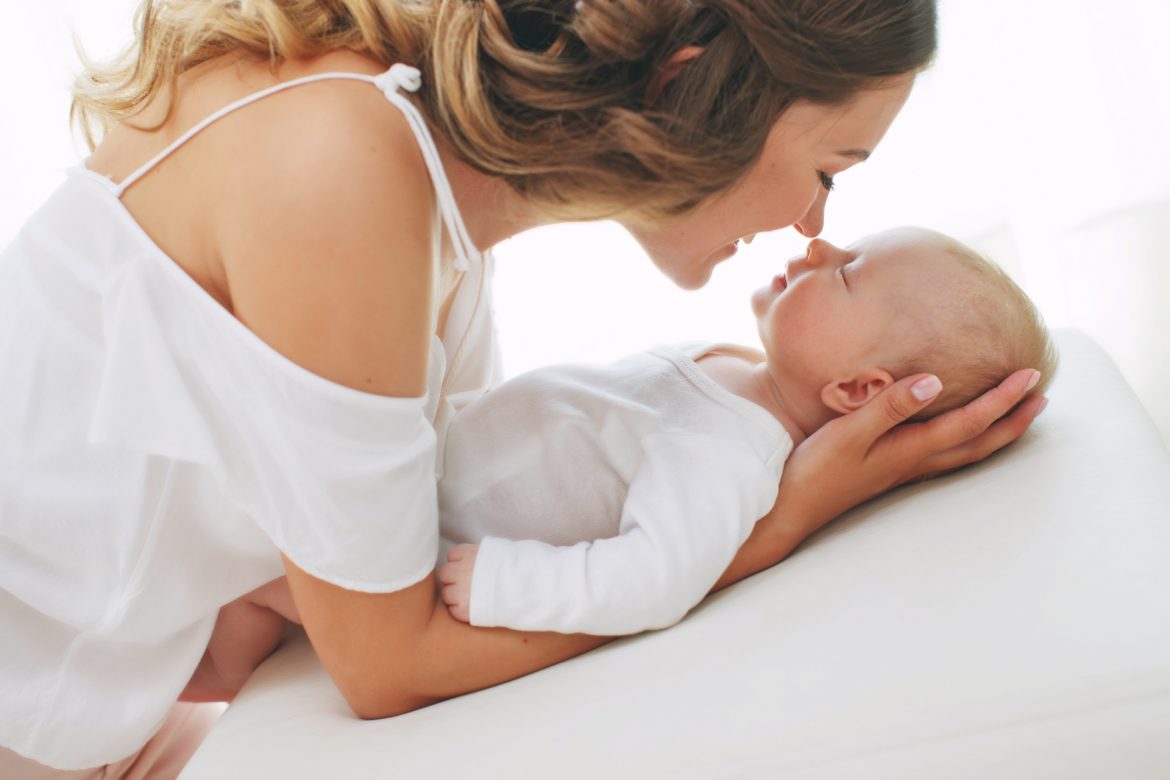 Mama przytula noworodka. Mleko matki - jakie może mieć zastosowania?