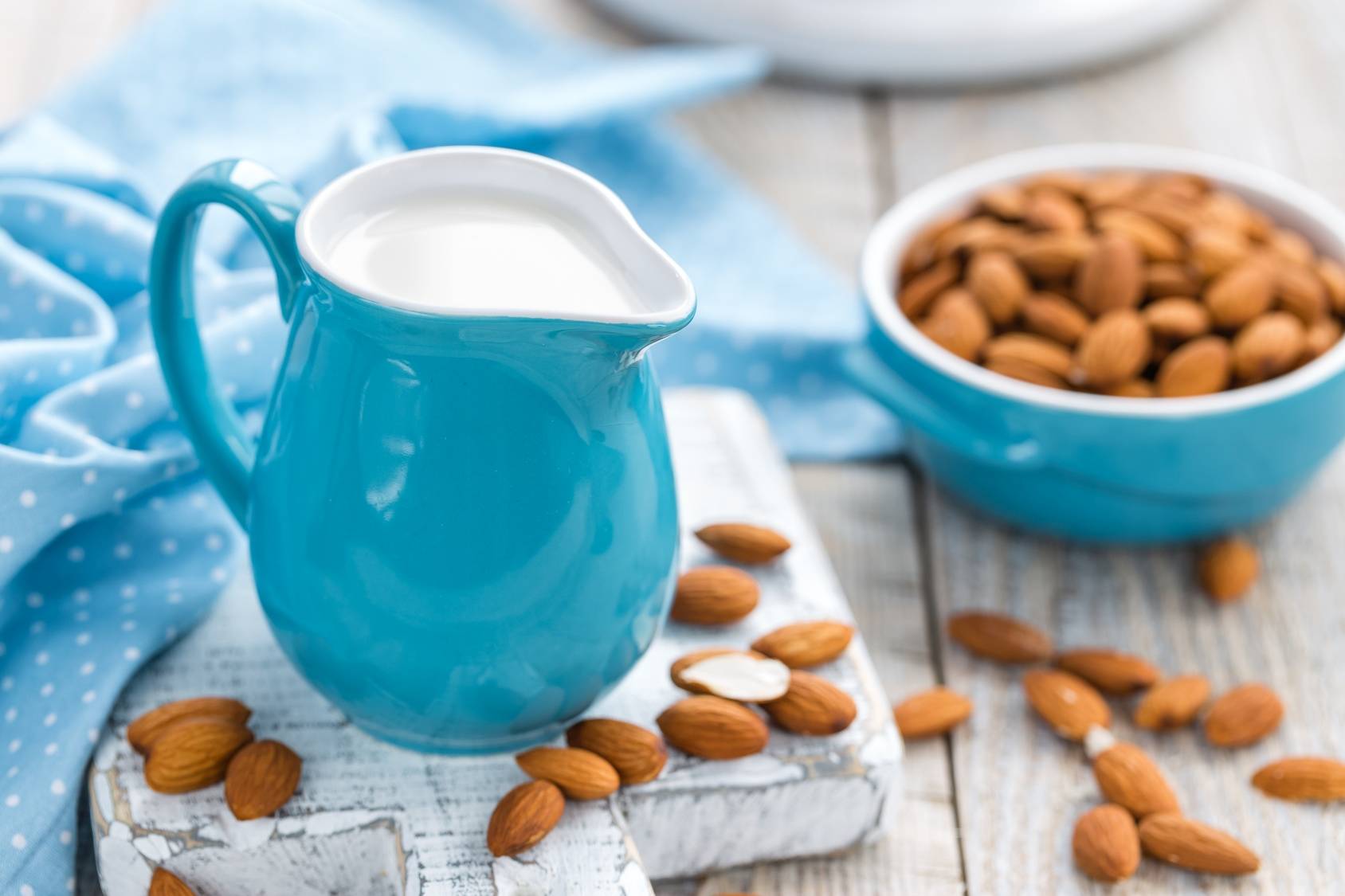 Mleko migdałowe - mleko roślinne dla wegan i osób z nietolerancją laktozy.