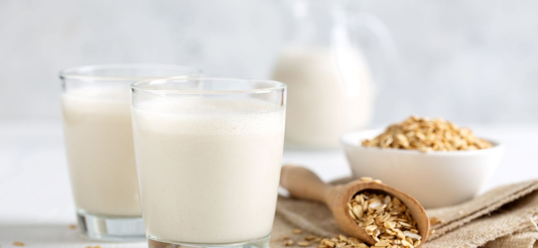 Mleko owsiane - jakie właściwości ma owies i na co pomaga?