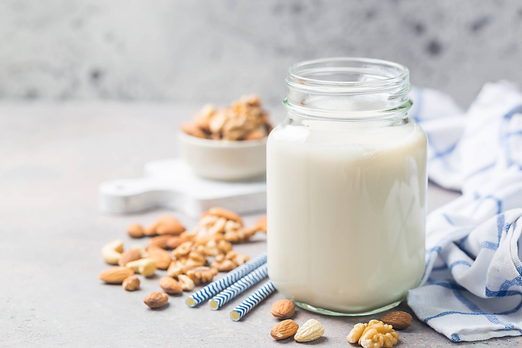 Mleko roślinne - jak zrobić je w domu? Mleko wegańskie z orzechów.