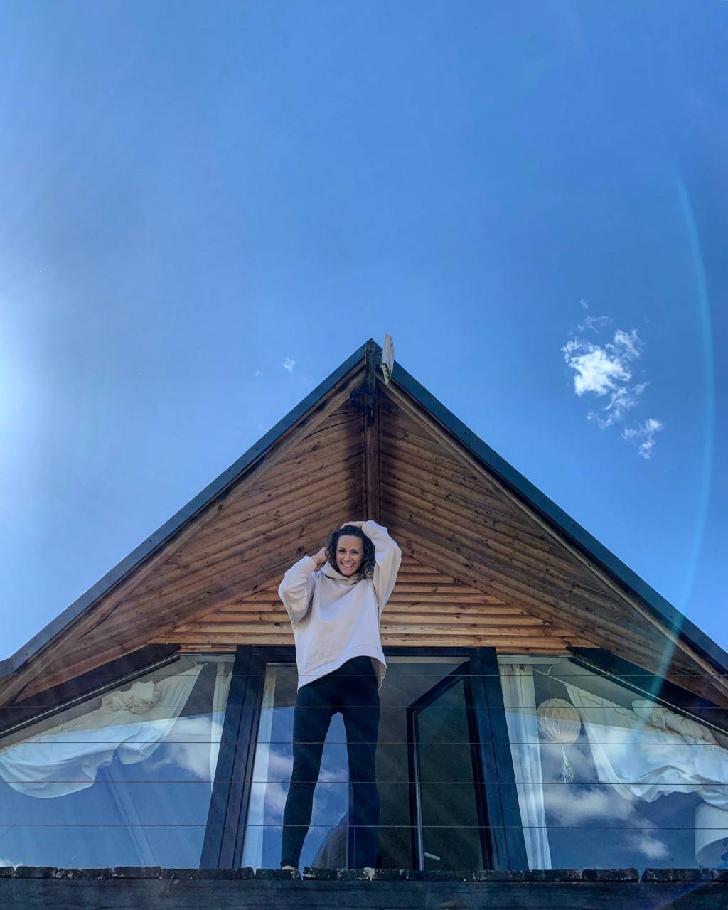 Monika Mrozowska na tarasie domku na wsi.