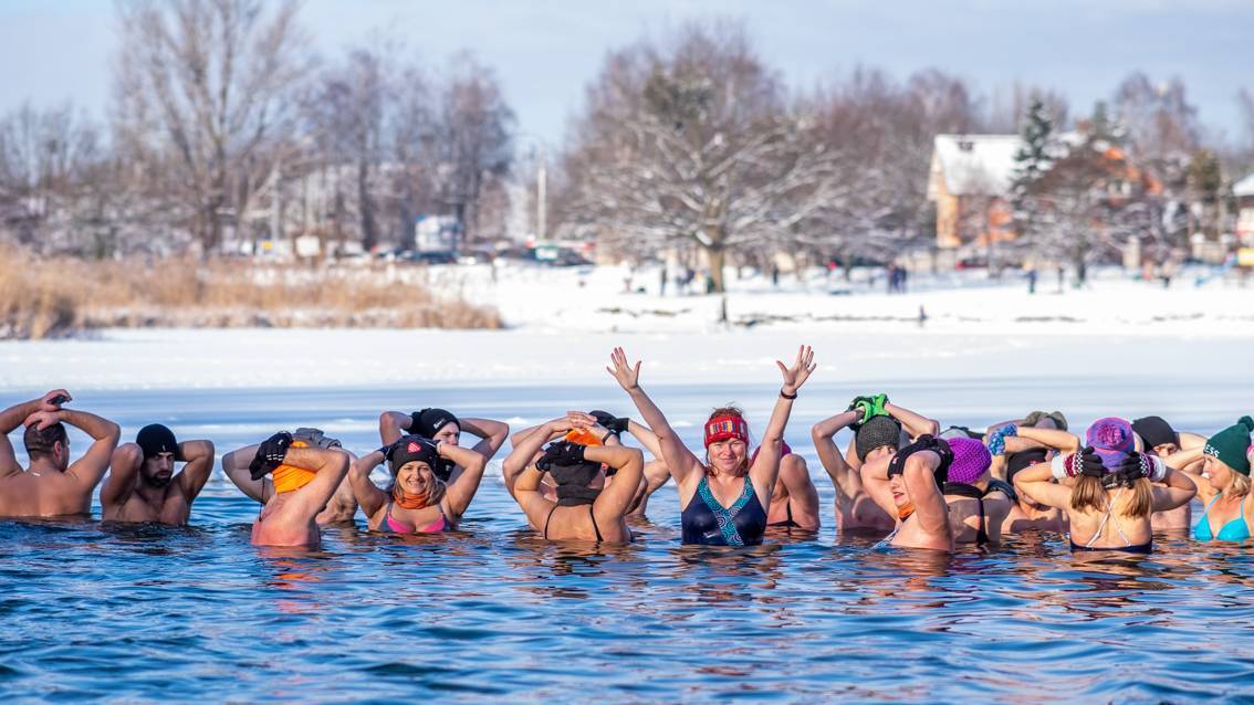Morsowanie - moda na odporność i zdrowie. Jak zacząć morsować, aby wzmocnić organizm?