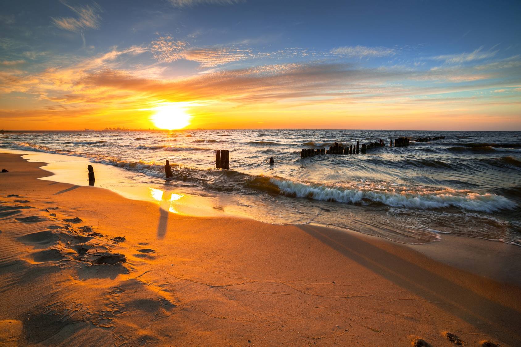 Jod - gdzie go szukać? Wybrzeże i plaża nad Morzem Bałtyckim o zachodzie słońca.