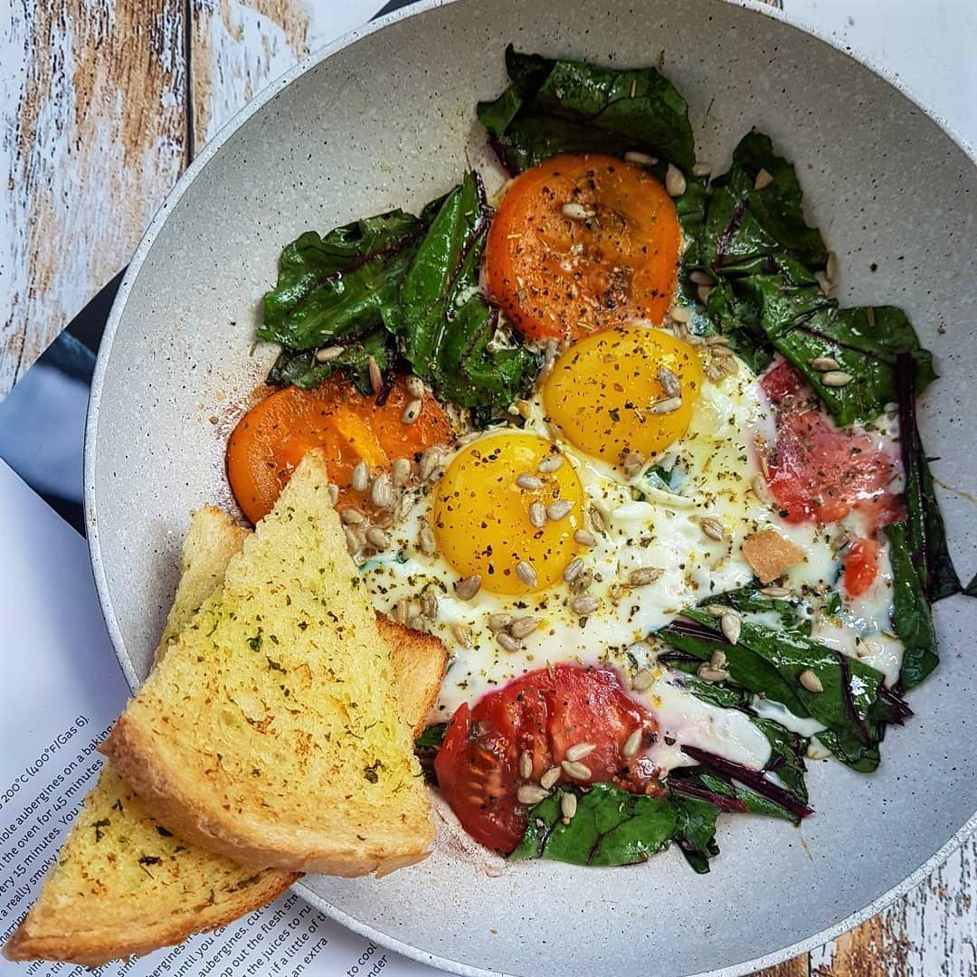 Mozzarella zapiekana z jajkami, botwinką i pomidorami - przepis Agnieszki Żelazko