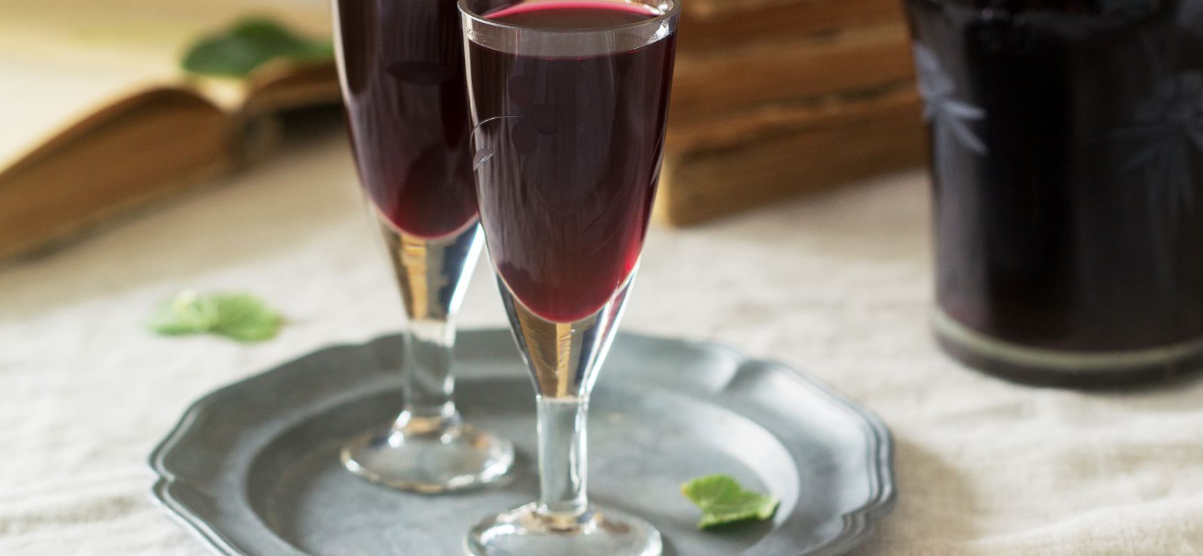 Nalewka z aronii, nalewka z pigwy i nalewka z jeżyn - jak je przygotować? Sprawdź przepisy na nalewki: aroniówkę, pigwówkę i jeżynówkę.