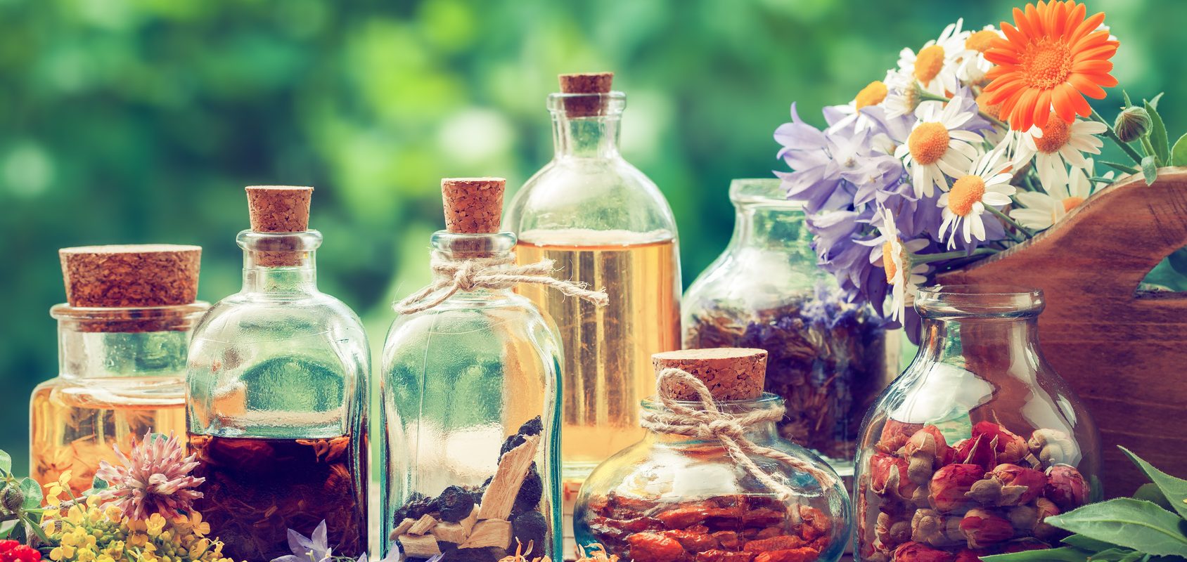 Letnie przetwory na zimę z malin, szałwii, lipy i dziewanny. Sprawdź przepisy na soki, nalewki, syropy z letnich ziół i owoców.