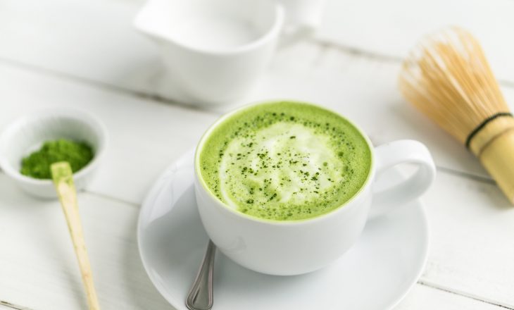 Zielona herbata matcha. Napój z zieloną herbatą matcha.