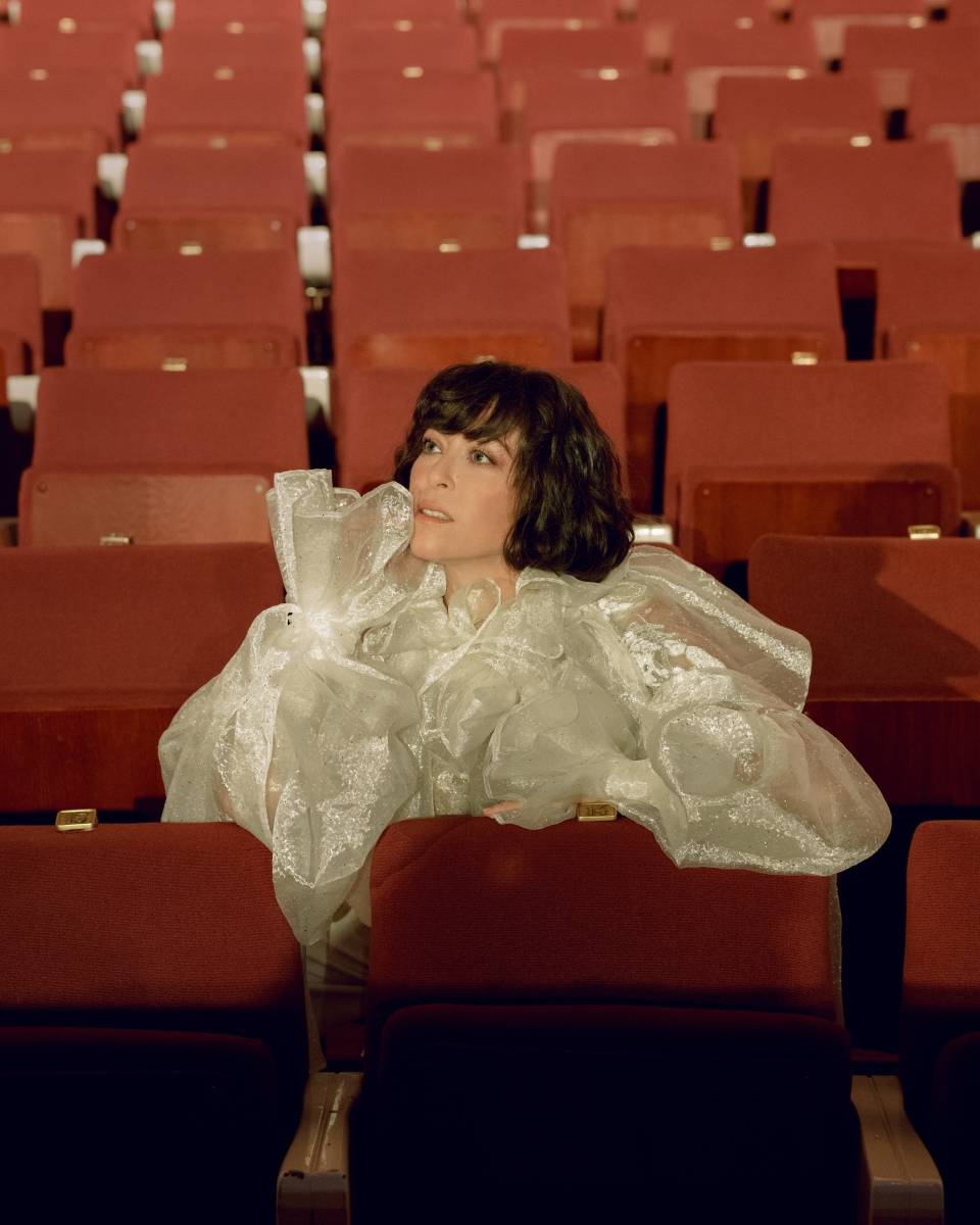 Natalia Kukulska na widowni w sali teatralnej z czerwonymi fotelami. Promocja płyty Czułe struny.