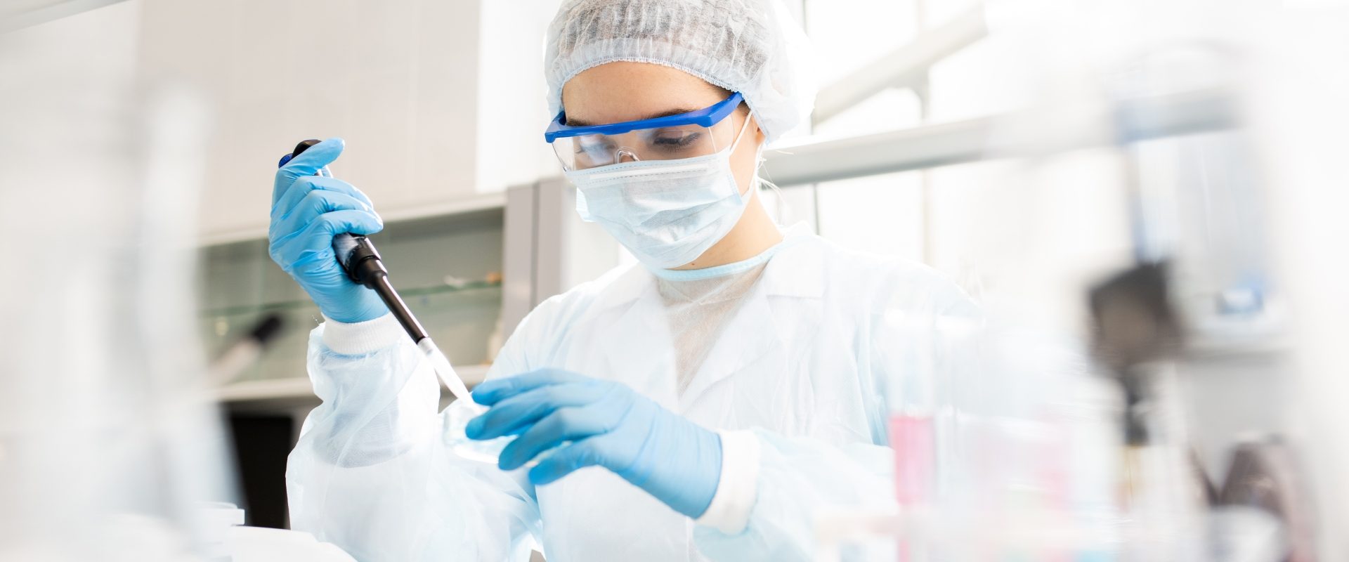 Leki na raka trzustki - Mikrobiolog przeprowadza badanie w laboratorium.