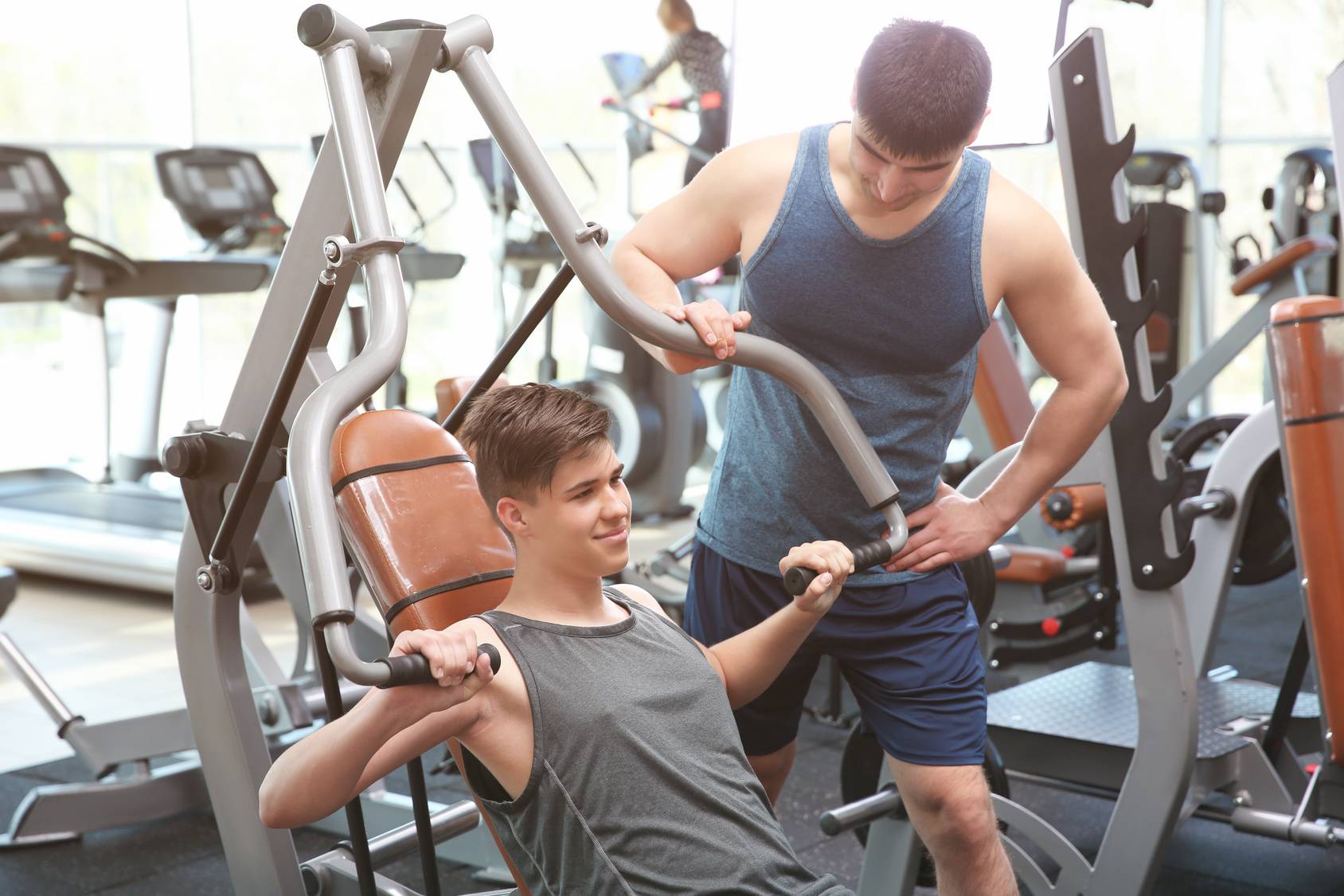 Trening na siłowni - czy suplementy i odżywki są bezpieczne dla nastolatków.