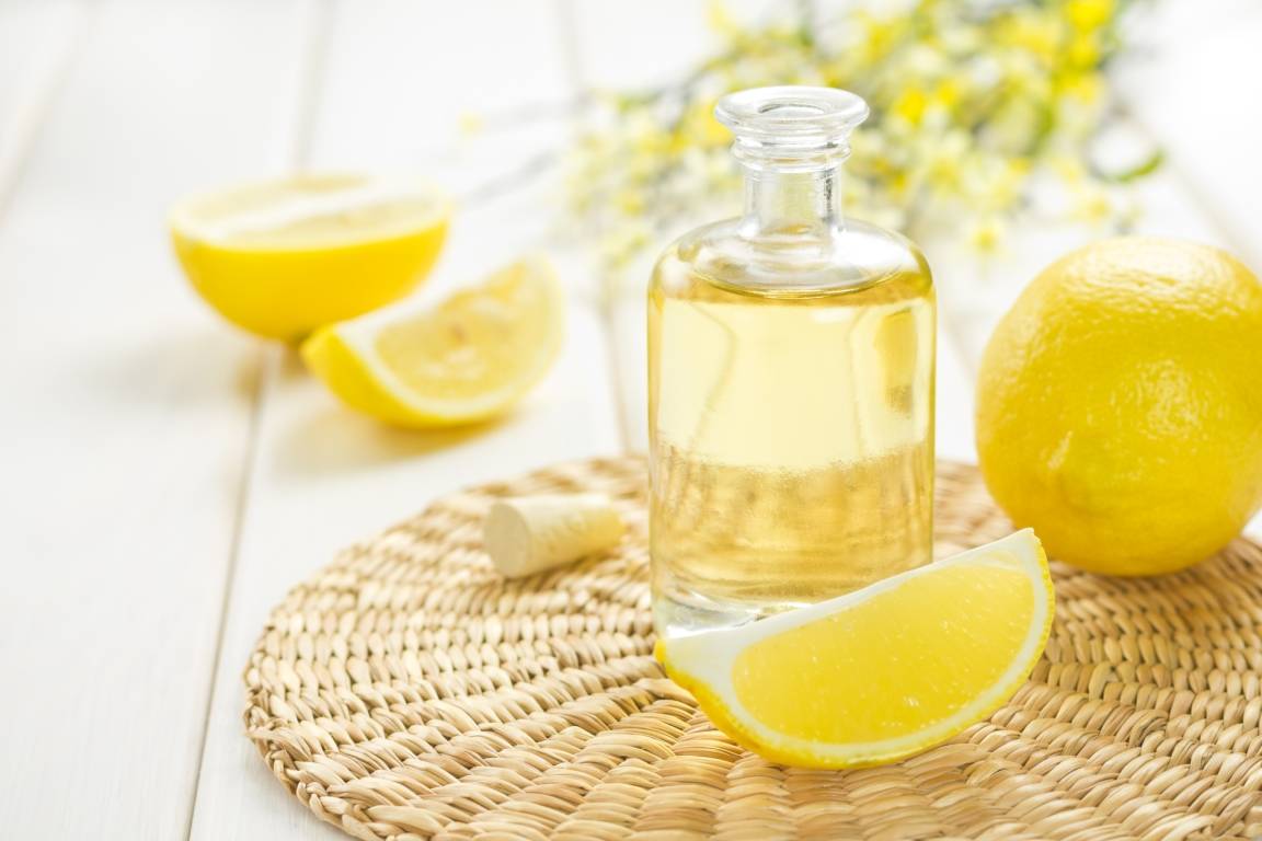 Olejek cytrynowy - jakie właściwości i zastosowanie ma olejek eteryczny z cytryn?