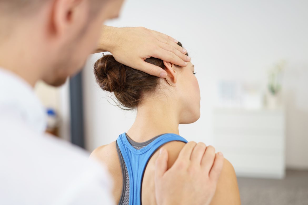 Osteopatia - osteopata diagnozuje pacjentkę w gabinecie.