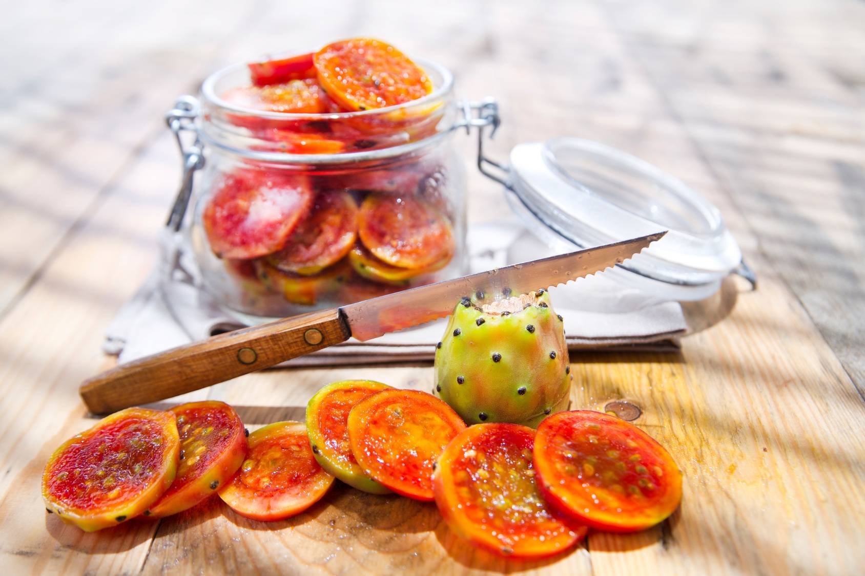 Opuncja - jakie ma zastosowanie w lecznictwie? Przetwory z opuncji w słoiku.