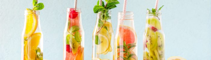 Przepisy na lemoniady Katarzyny Błażejewskiej-Stuhr. Lemoniady smakowe z owocami w butelkach ze słomkami.
