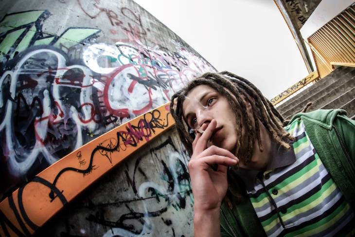 Nastolatek pali marihuanę - gdzie szukać pomocy?