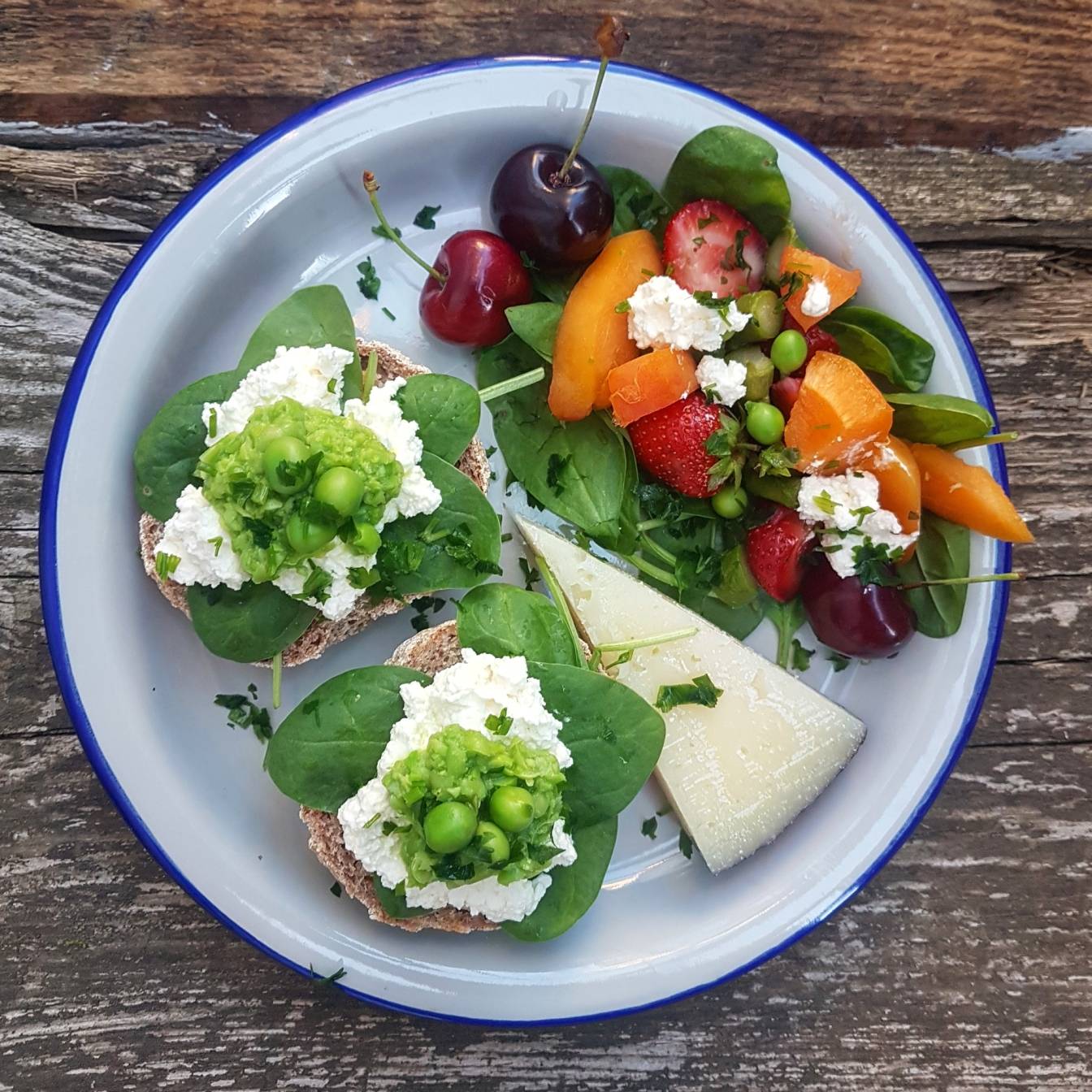 Pasta z groszku cukrowego i parmezanu do smarowania pieczywa - przepis Agnieszki Żelazko.