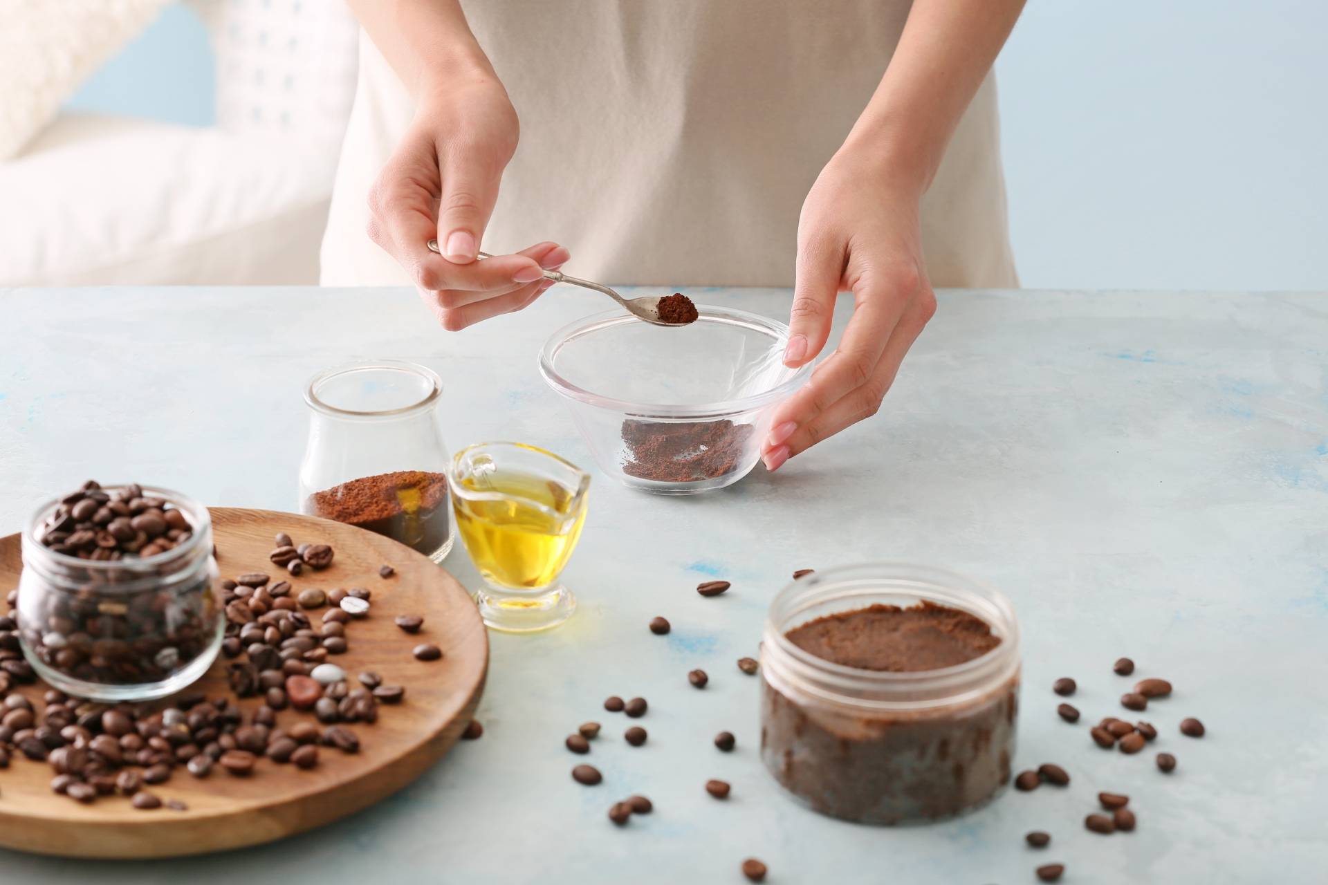Przepisy na domowy peeling z kawy, solny, ziołowy, orzechowy, z płatków owsianych.