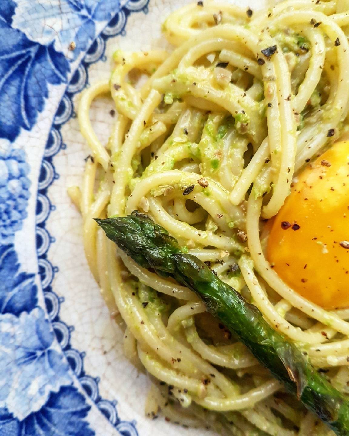 Pesto sosnowe z makaronem spaghetti i szparagami - przepisy z igłami sosny Agnieszki Żelazko.