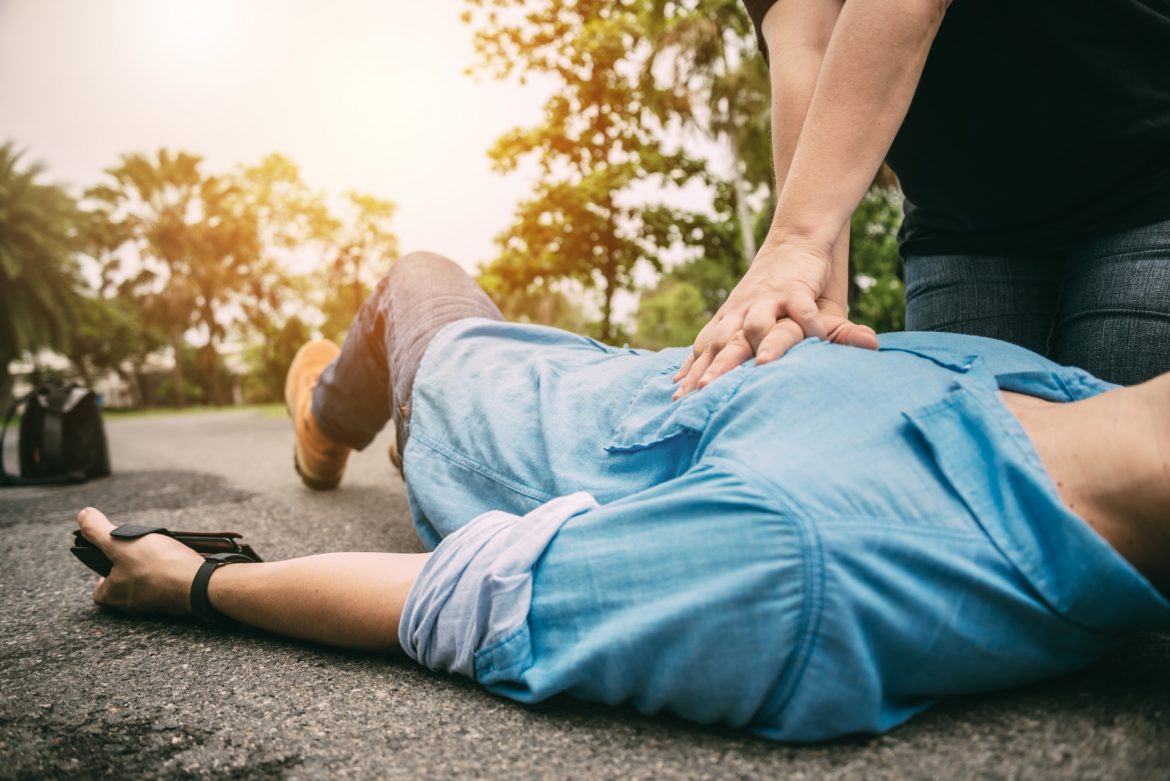 Pierwsza pomoc CPR - resuscytacja i reanimacja. Mężczyzna resuscytuje ofiarę wypadku.